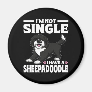 Jag är inte singel jag har en Sheepadoodle-valp äl Magnet
