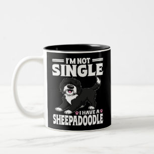 Jag är inte singel jag har en Sheepadoodle-valp äl Två-Tonad Mugg