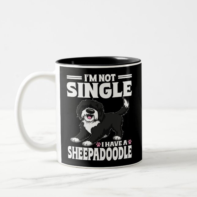 Jag är inte singel jag har en Sheepadoodle-valp äl Två-Tonad Mugg (Vänster)
