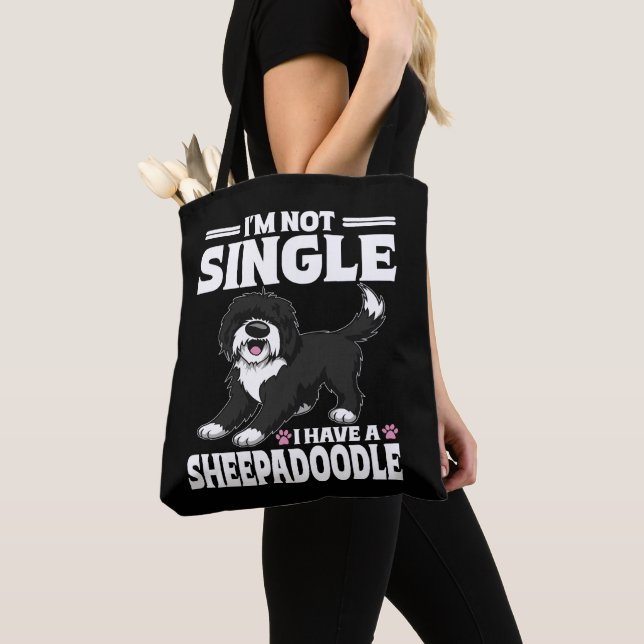 Jag är inte singel jag har en Sheepadoodle-valp äl Tygkasse (Närbild)