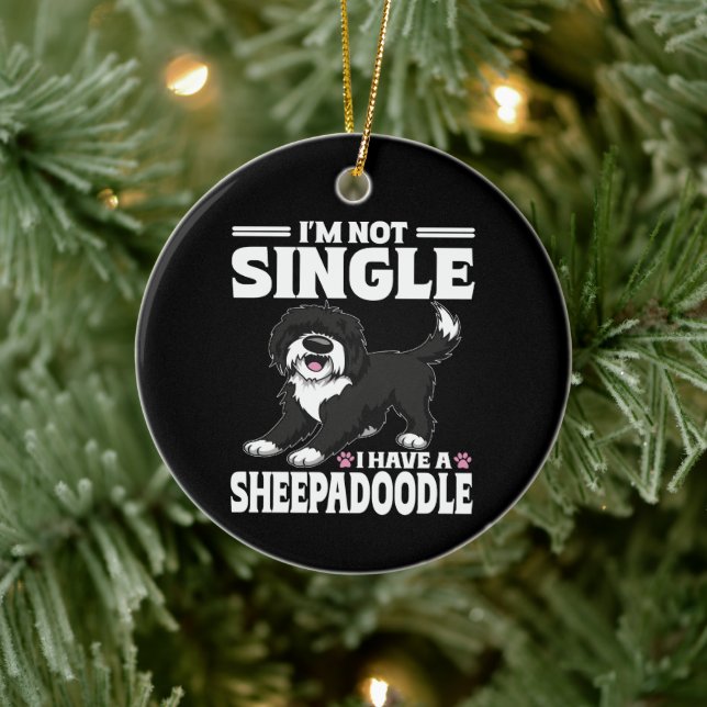 Jag är inte singel jag har en Sheepadoodle-valpäls Julgransprydnad Keramik (Träd)