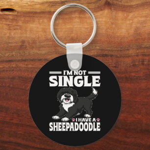 Jag är inte singel jag har en Sheepadoodle-valpäls Nyckelring