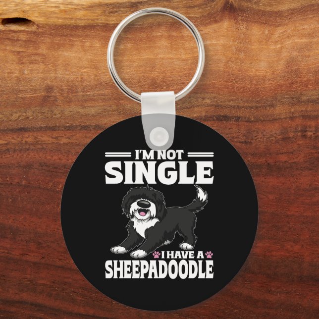 Jag är inte singel jag har en Sheepadoodle-valpäls Nyckelring (Framsida)
