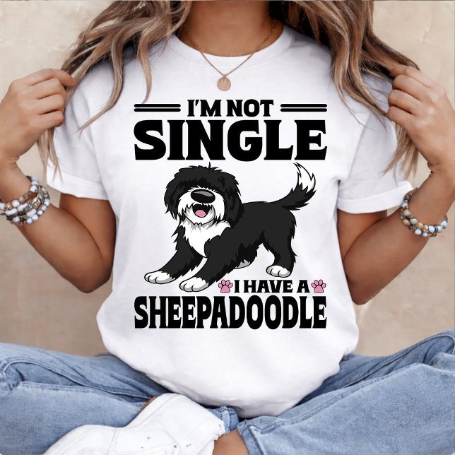 Jag är inte singel jag har en Sheepadoodle-valpäls T Shirt (Skapare uppladdad)