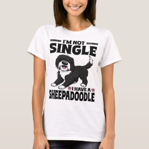 Jag är inte singel jag har en Sheepadoodle-valpäls T Shirt