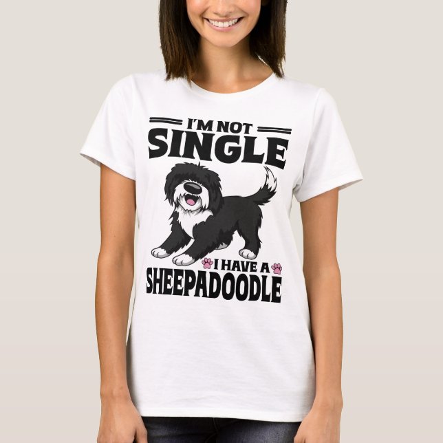 Jag är inte singel jag har en Sheepadoodle-valpäls T Shirt (Framsida)
