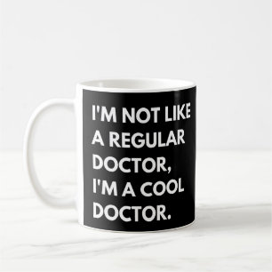 Jag är inte som en vanlig Doktor jag är en Coola D Kaffemugg
