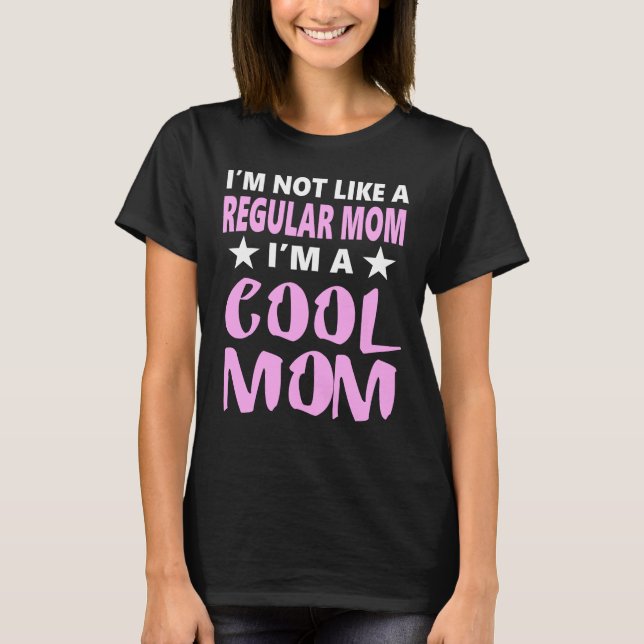 Jag är inte som en vanlig Mamma. Jag är en Coola M T Shirt (Framsida)