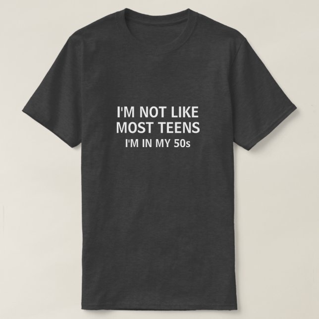 JAG ÄR INTE SOM MEST TONÅRINGAR I MIN 50-S T-Shirt (Design framsida)