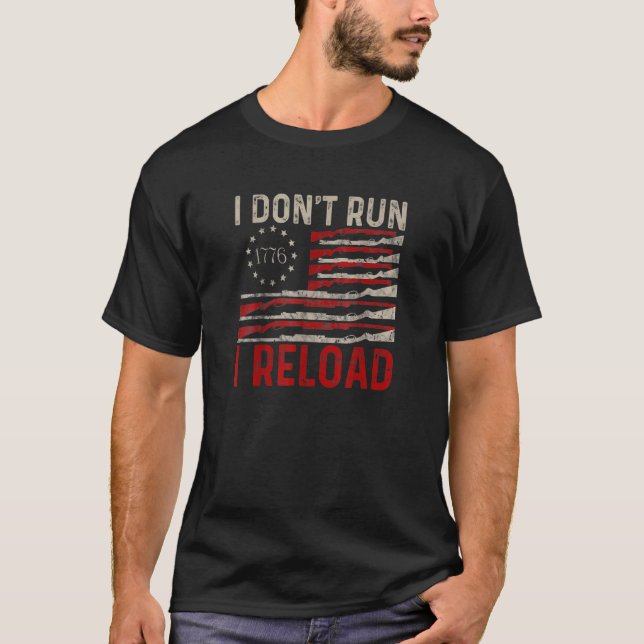 Jag är inte Springa I Reload Pro Gun American Flag T Shirt (Framsida)