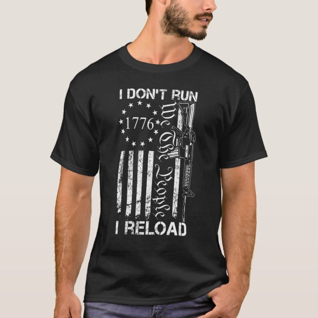 Jag är inte Springa I Reload USA flagga Pro Guns A T Shirt (Framsida)