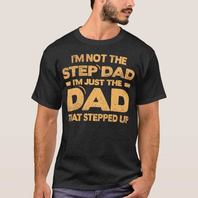 Jag är inte styvpappa, bara pappa som tog steget t shirt (Framsida)