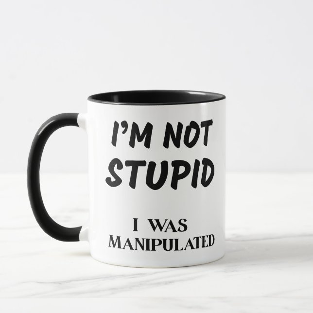 JAG ÄR INTE SUPID, JAG ÄR MANIPULERAD MUGG (Vänster)