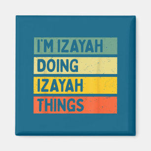 Jag är Izayah som gör Izayah-saker Roligt D Citat Magnet