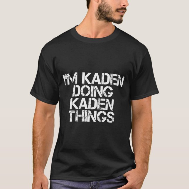 JAG ÄR Kaden som gör Kaden-saker Namn T Shirt (Framsida)