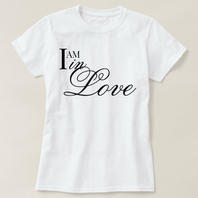 "Jag är kär" chic estetisk skriptaffirmation T Shirt (Design framsida)