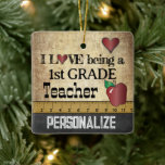 Jag är Kärlek, första Klass Lärare | VINTAGE Julgransprydnad Keramik<br><div class="desc">🥇 EN ORIGINAL COPYRIGHT ART DESIGN AV Donna Siegrist, ENDAST TILLGÄNGLIG PÅ ZAZZLE! En Vintage som är utmärkad till Klass-skolans första redo för julstämning för att du ska kunna anpassa dig. Byt klass till vilken klass som helst. NOTE: FÖRÄNDRA ENDAST MALLAREALERNA SOM BEHÖVS! 😀 Vid behov kan du ta bort...</div>