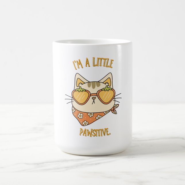 "Jag är lite pawsitiv" Katt med jordgubbssungl Kaffemugg (Center)