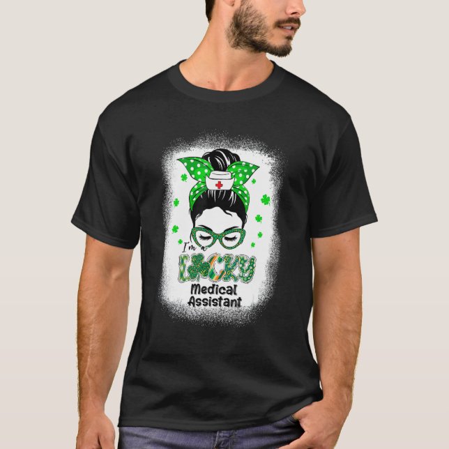 Jag är Lucky Medical Assistant Messy Bun St Patric T Shirt (Framsida)