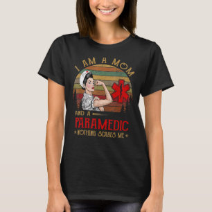 Jag är Mamma och Sjukvårdare Skrämmer inget Vinta T Shirt