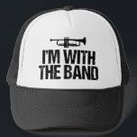 Jag är med Band Funny Trumpet Keps<br><div class="desc">En coola marchande band-humor-design för en bandgäst som spelar trumpet med mig Med bandet skrivet i ett grunge-teckensnitt. Lustigt trumpetergåva.</div>