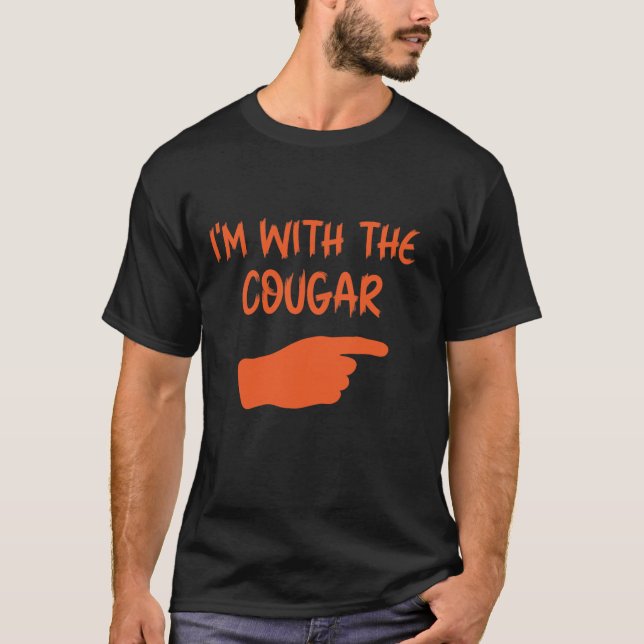 Jag är med Cougar Humor Halloween Birthday Gift T Shirt (Framsida)