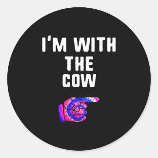 Jag är med Cow Tie Dye-gåvor Runt Klistermärke