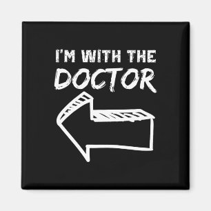 Jag är med den Doktor Lämnat pilen Funny Halloween Magnet