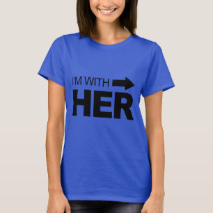 Jag är med henne (höger) t-shirt