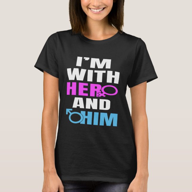 Jag är med henne och honom Throuple Bisexuell Stol T Shirt (Framsida)
