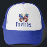 Jag är med hennes Cute Kamala Harris Butterfly Keps<br><div class="desc">Jag är med hennes hatt. Support Kamala Harris till president. Snygg amerikansk flagga-fjäril med söt blommor till en demokrat som tycker om söta politiska mönster.</div>