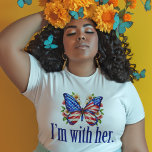 Jag är med hennes Kamala Harris för president Butt T Shirt<br><div class="desc">Jag är med hennes t-shirt. Support Kamala Harris till president. Snygg amerikansk flagga-fjäril med söt blommor till en demokrat som tycker om söta politiska mönster.</div>