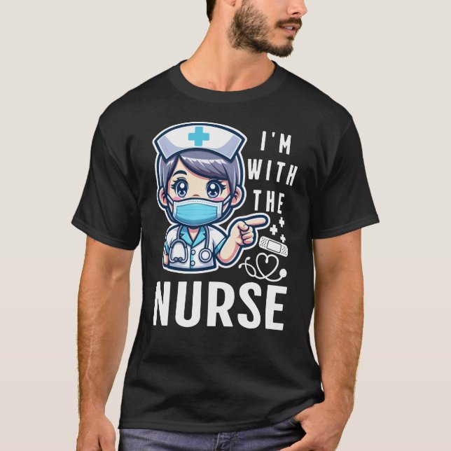 Jag är med sjuksköterskan t shirt (Framsida)