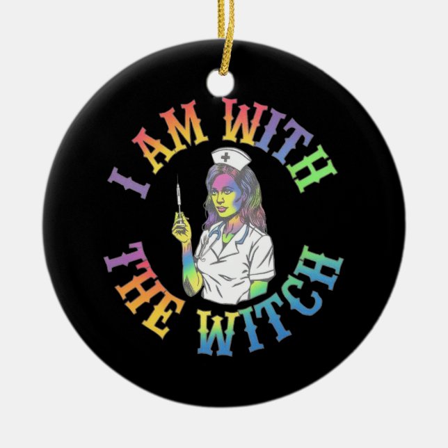 Jag är med Witch - Spooky & Mystical Halloween Julgransprydnad Keramik (Framsidan)