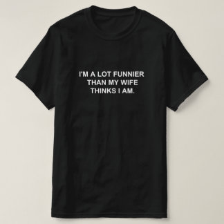 JAG ÄR MYCKET ROLIGARE ÄN MIN FRU TRODDE JAG ÄR. T SHIRT
