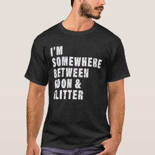 Jag är någonstans mellan Goon och Glitter Funny Vi T Shirt