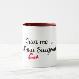 Jag är nästan en kirurg doktor pun. mugg