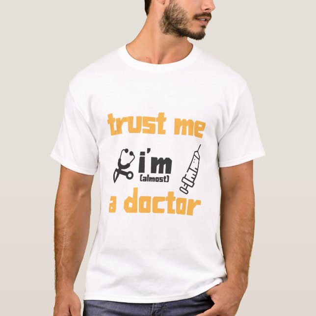 Jag är nästan läkare T-shirt för läkarstudenter (Framsida)