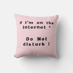 Jag är på Internet. Stör inte! Kudde