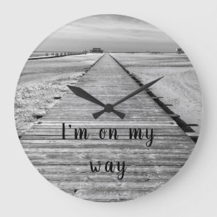 Jag är på väg till stranden, svart och vitt foto stor klocka