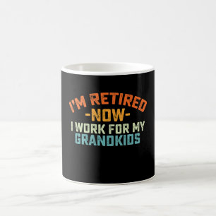 Jag är pensionerad nu arbetar jag för mina barnbar kaffemugg