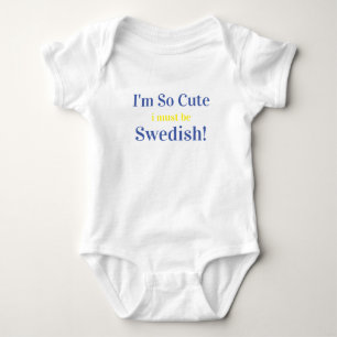 Jag är så söt att jag måste vara svenska Baby- T Shirt