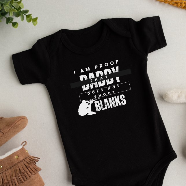 Jag är säker på att pappa inte skjuter blanka t shirt (I am proof that daddy does not shoot blanks baby bodysuit)