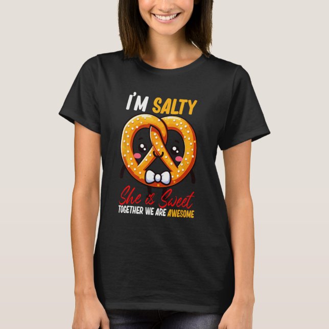 Jag är Salty hon är tillsammans med sötpretzel Fan T Shirt (Framsida)
