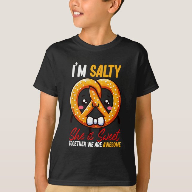 Jag är Salty hon är tillsammans med sötpretzel Fan T Shirt (Framsida)