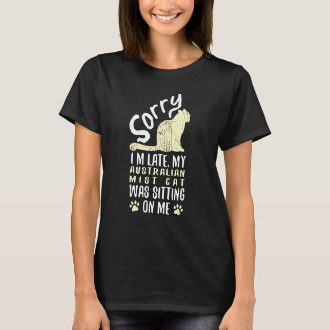 Jag är sen att min australiska Mist Cat var Sitta  T Shirt (Framsida)