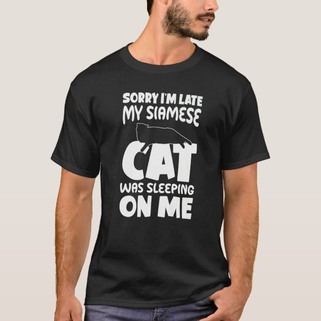 Jag är sen att min katt låg på mig siamesisk katt t shirt (Framsida)