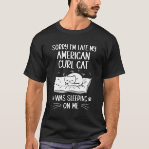 Jag är sen min amerikanska Curl Cat låg på mig T Shirt
