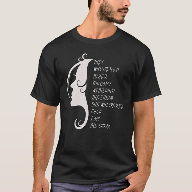 Jag är stormen de viskade till hennes starkare t shirt (Framsida)