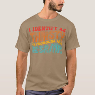 Jag är törstig Mina pronomen är ölburk Citat T Shirt